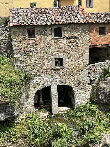 Loro Ciuffenna antico mulino nel centro del paese