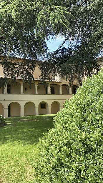 Castello di Montozzi Arezzo il porticato del 1600 affacciato su un meraviglioso giardino Arezzo antiche dimore storiche