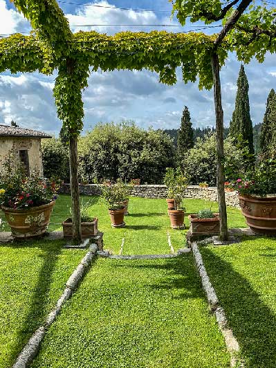 Castello di Gargonza con il giardino dei limoni completamente curato Arezzo antiche dimore storiche