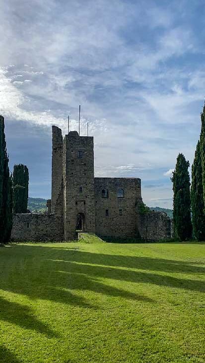 Castello di Romena, antico castello del 1100 con un grande prato Arezzo antiche dimore storiche