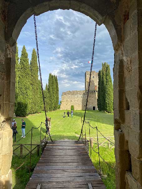 Castello di Romena, vista dal castello con il ponte levatoio Arezzo antiche dimore storiche