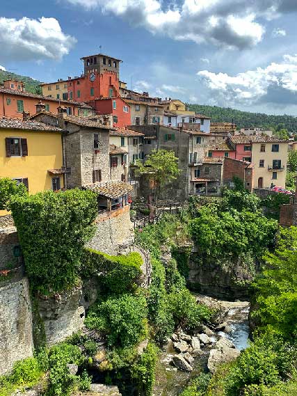 Loro ciuffenna, uno dei borghi più belli d'Italia con il suo mulino antico e il fiume che attraversa il borgo